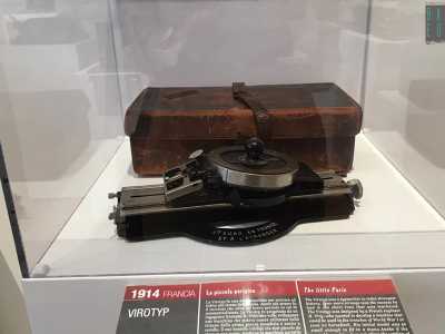 Antenata del moderno Iwatch � invece la �Virotyp�, chiamata anche �piccola parigina�. Progettata nel 1914 era utilizzata nelle trincee dai soldati della Prima guerra mondiale, che la portavano legata al polso con un cinturino